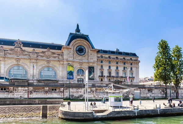 Orsay Museum aan de oever van de rivier de Seine, Paris, Frankrijk — Stockfoto