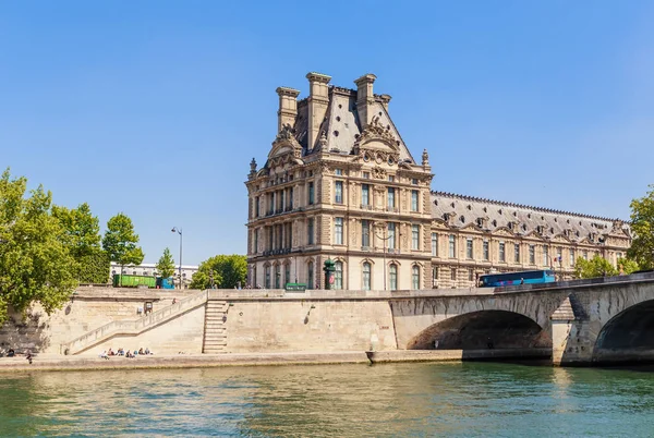 Flora Pavilion ot the Louvre and Pont Royal. Paris. France — Stock Photo, Image