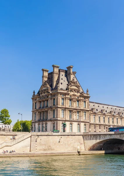 Flora paviljoen ot het Louvre en Pont Royal. Parijs. Frankrijk — Stockfoto