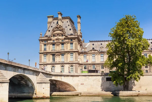 Flora Pavilion ot Louvre ve Pont Royal. Paris. Fransa — Stok fotoğraf