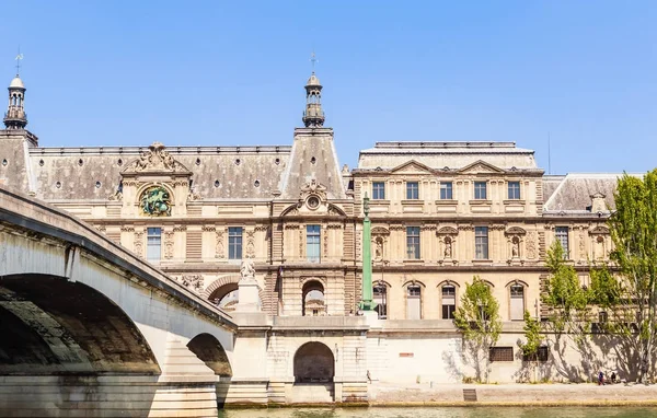 Weergave van het Louvre Museum en carrousel brug. Paris, Frankrijk — Stockfoto