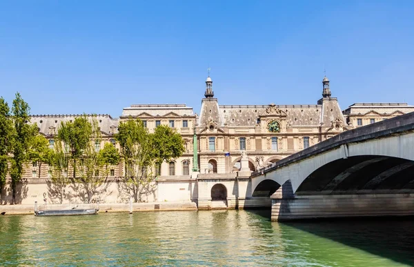 Vista del Museo del Louvre y del Puente del Carrusel. París, Francia — Foto de Stock