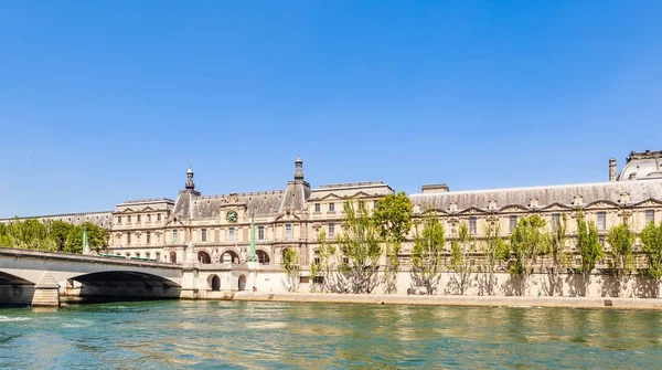 Weergave van het Louvre Museum en carrousel brug. Paris, Frankrijk — Stockfoto