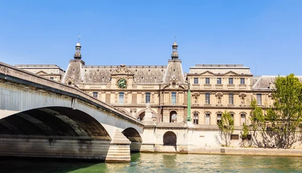 Vista del Museo del Louvre y del Puente del Carrusel. París, Francia — Foto de Stock