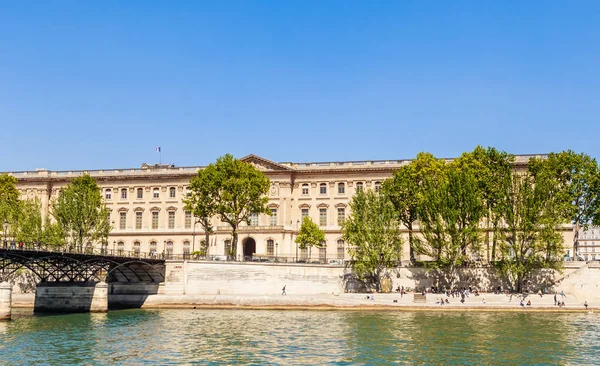 Ponts the Arts y el fragmento de vista de los edificios del Louvre del patio cuadrado —  Fotos de Stock