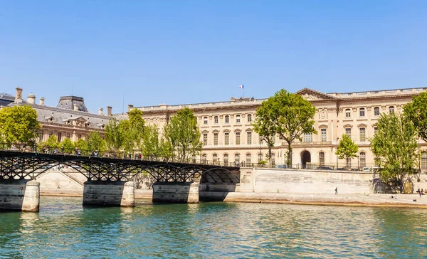Ponts as artes e vista fragmento dos edifícios do Louvre do pátio quadrado — Fotografia de Stock
