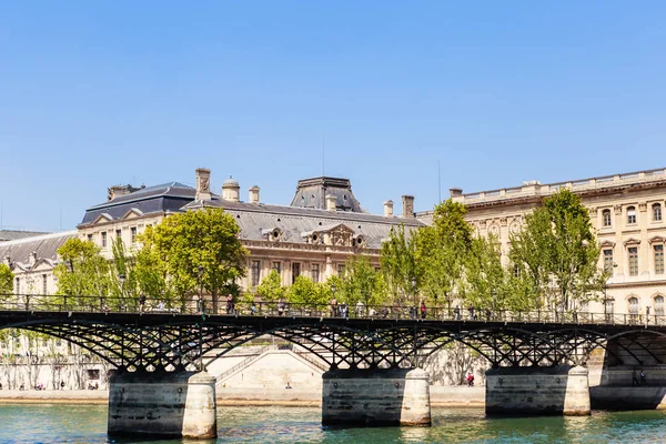 Ponts the Arts, vista fragmento dos edifícios do Louvre do pátio quadrado — Fotografia de Stock