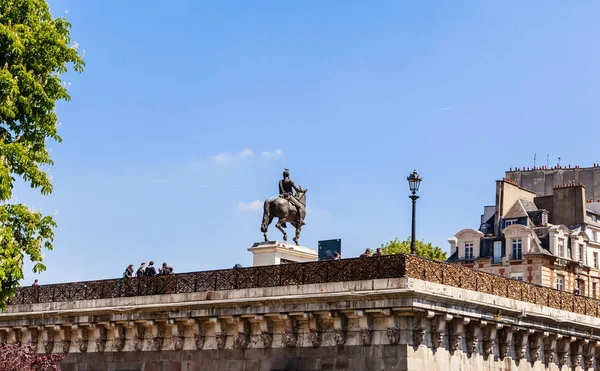 Weergave van het standbeeld van koning Hendrik Iv op de Neuf-brug van de Seine — Stockfoto