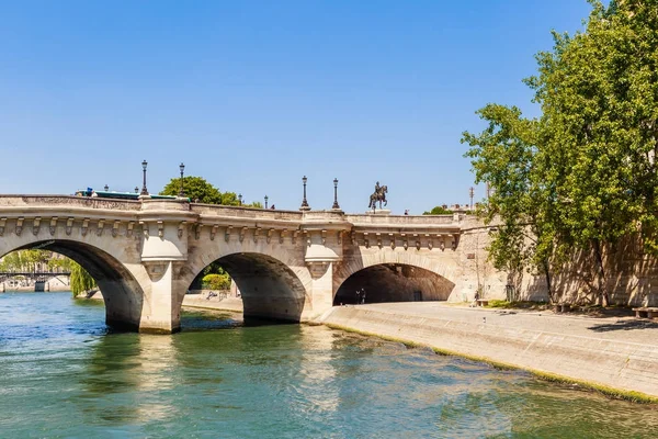 Isla de la Ciudad. Quai des Orfevres. Nuevo puente en París sobre el río Sena —  Fotos de Stock