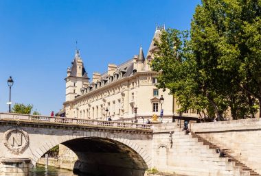 Saint-Michel köprüsü üzerinde Seine Nehri Paris, Fransa