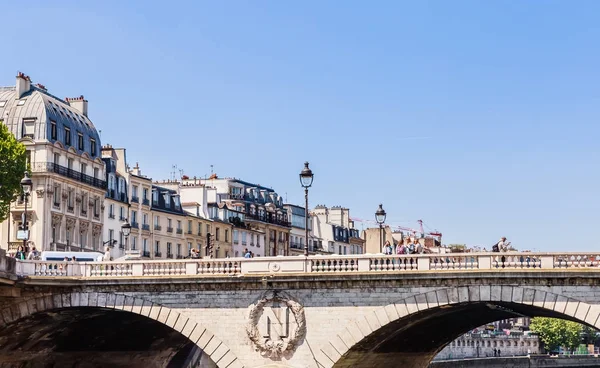 Puente Saint-Michel sobre el río Sena en París, Quai des Grands Augustins. Francia — Foto de Stock
