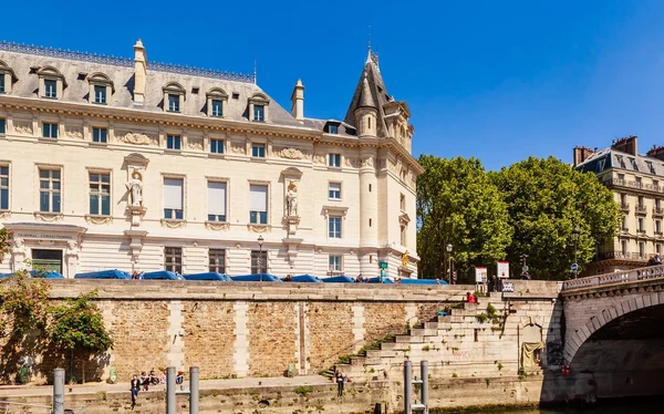 Insel der Stadt. Pont Saint-Michel. Die Menschen sitzen auf dem quai des ouai des orfevres. Paris, Frankreich — Stockfoto