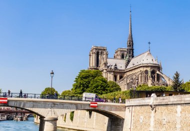 Notre Dame de Paris Katolik Hıristiyan Katedrali ile Seine Nehri 