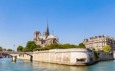 Notre Dame de Paris Katolik Hıristiyan Katedrali ile Seine Nehri 