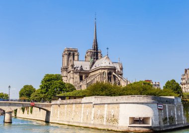 Notre Dame de Paris Katolik Hıristiyan Katedrali ile Seine Nehri 