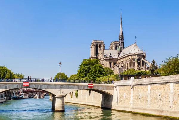 Notre Dame de Paris katholieke christelijke kathedraal met de rivier de Seine — Stockfoto
