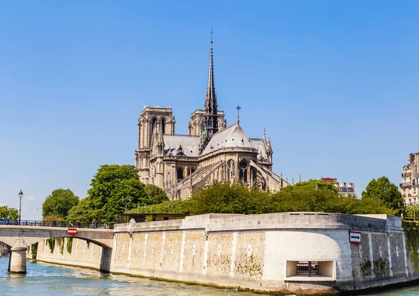 Notre Dame de Paris Katolik Hıristiyan Katedrali ile Seine Nehri — Stok fotoğraf