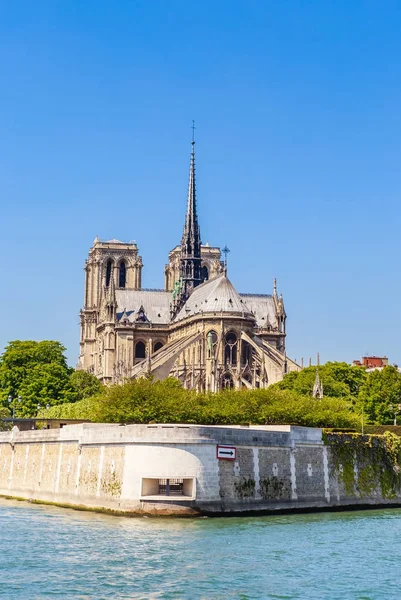 Καθολική χριστιανικό Καθεδρικό Ναό Notre Dame de Paris με τον ποταμό Σηκουάνα — Φωτογραφία Αρχείου