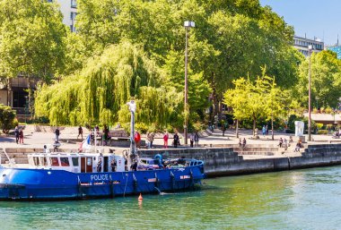 İnsanlar Fransız su polis rriver Paris şehri Seine bir teknede çalışmalarını bak. Fransa