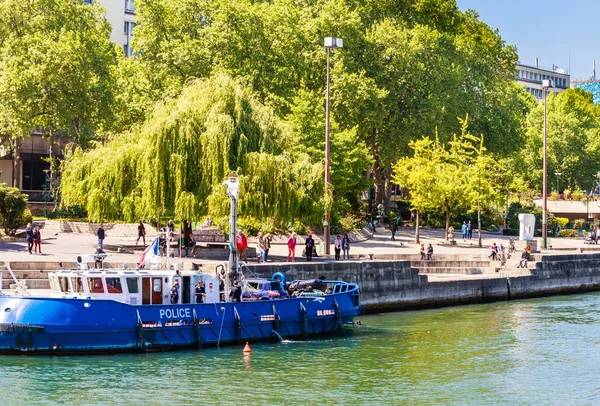 People look at work of French water policemen in a boat on the rriver Seine in the city of Paris. France — Stock Photo, Image