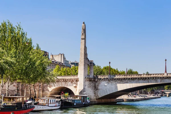 Podul din La Tournelle, Statuia lui Sainte Genevieve, Paris — Fotografie, imagine de stoc