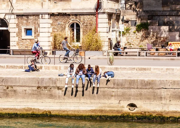 Young people rest on the embankment of the river Sena — Stock Photo, Image