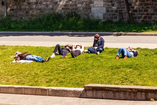 Young people rest on the embankment of the river Sena — Stock Photo, Image