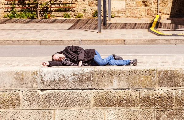 Un hombre está durmiendo en el dique del río Sena. Francia París — Foto de Stock