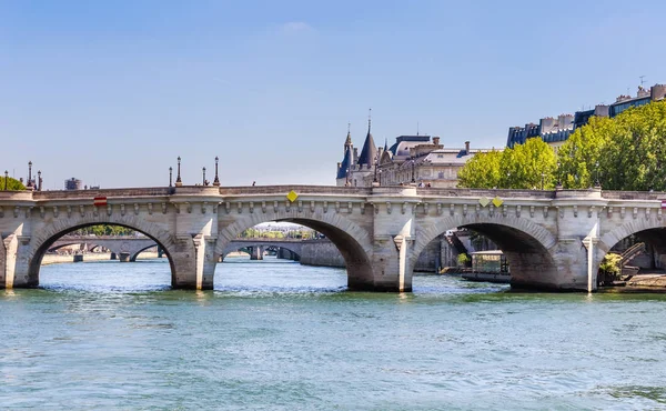 Остров Города. Новый мост в Париже через реку Сена (Пон) — стоковое фото