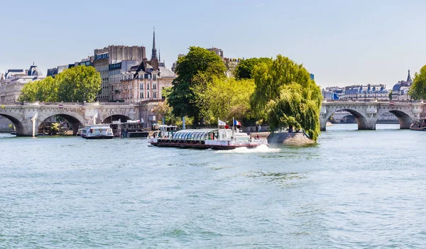  Vedettes du Pont Neuf tur tekne bir köprü yakınında Seine Nehri üzerinde. Paris, 