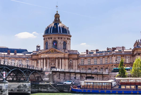 Blick auf das französische Institut academie francaise und die Brücke der Künste. — Stockfoto