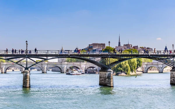 Ponts the arts and pont neuf in paris over the river sena. Paris — Stockfoto