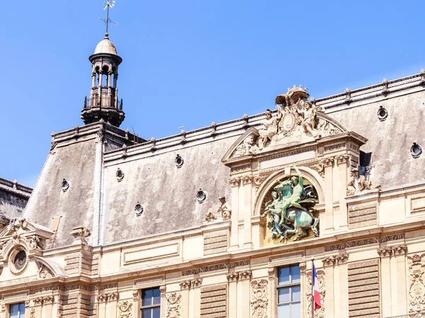 Fragment der Fassade des Raster-Museums. Blick vom Wasser aus. pari — Stockfoto