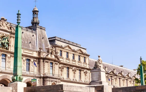 Fragment of the  Louvre museum facade and Seine Statue on Pont d — Stock Photo, Image