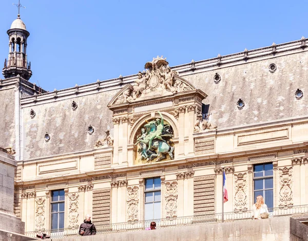 Fragmento da fachada do museu do Louvre. Vista da água. Pari... — Fotografia de Stock
