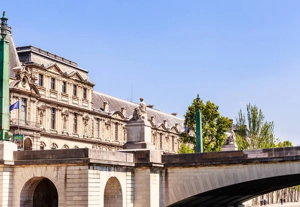 Fragmento de la fachada del museo del Louvre y de la estatua del Sena en Pont d —  Fotos de Stock