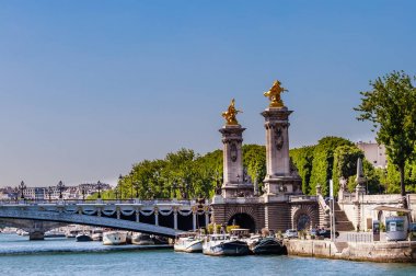 Paris'te Seine Alexander III köprüden. 