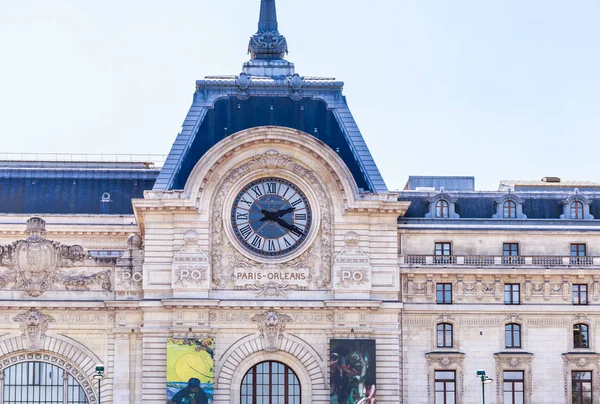 Fragment van het Orsay Museum aan de oever van de rivier de Seine, Pa — Stockfoto