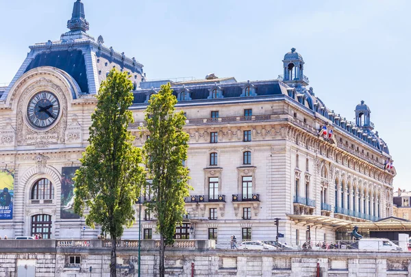 Orsay museum am ufer der Seine, paris, franz — Stockfoto