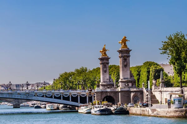 フランスのパリでセーヌ川を渡るアレキサンダー 3 世橋. — ストック写真