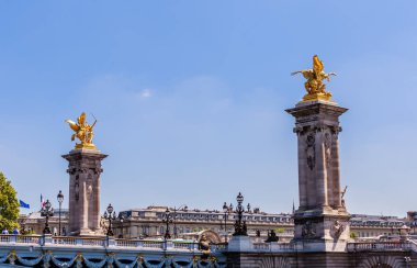 Paris'te Seine Alexander III köprünün parçası. Denizden görüntülemek
