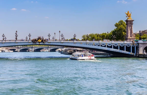 フランス 2017 フランス パリのセーヌ川を渡るアレキサンダー 水からの眺め — ストック写真