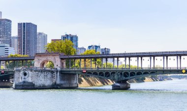 Pont görünümünü de Bir-Hakeim (eski adıyla pont de Passy). Paris