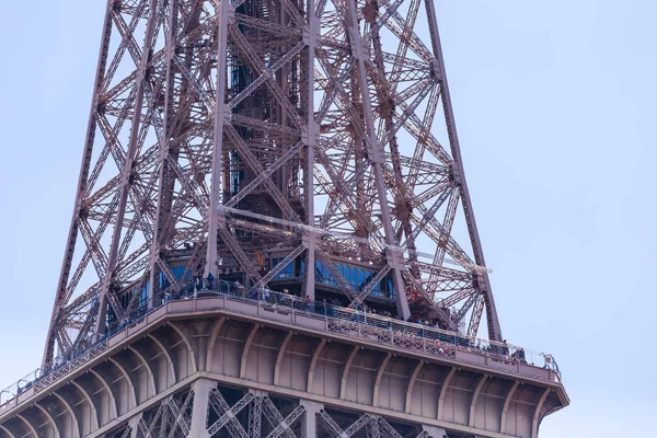 Fragment of the Eiffel tower on a bright sunny day. Paris, France — Stock Photo, Image