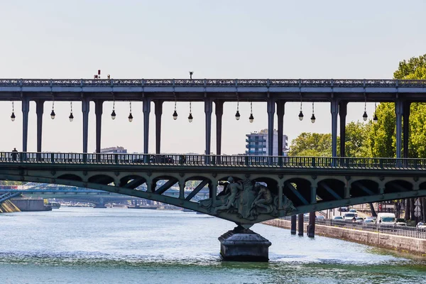 Weergave van pont de Bir-Hakeim (voorheen pont de Passy). Paris, Frankrijk — Stockfoto