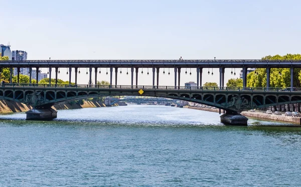 Vista de pont de Bir-Hakeim (anteriormente pont de Passy). Paris, França — Fotografia de Stock