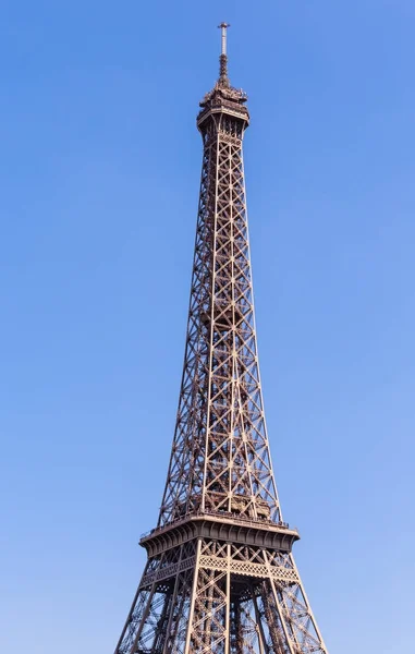 Utsikt över Eiffeltornet på en solig dag. Paris, Frankrike — Stockfoto