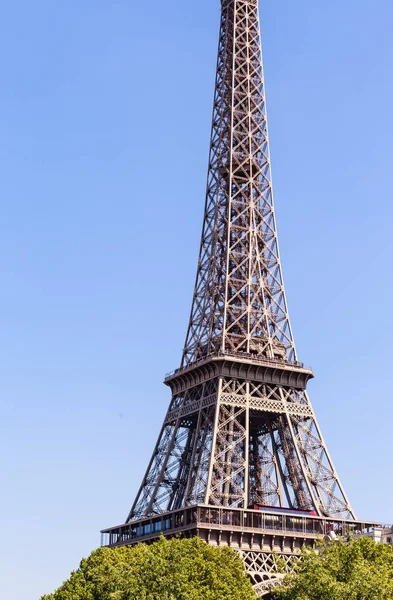 Blick auf den Eiffelturm an einem sonnigen Tag. Paris, Frankreich — Stockfoto