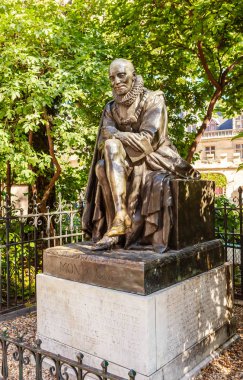 Montaigne heykeli. Paris, Fransa