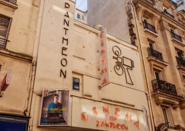  Pantheon cimena Paris, Fransa'da güneşli bir cephe